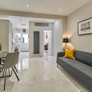  Holiday home Luxury Lets - Windsor Townhouse