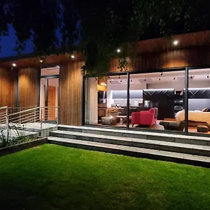 https://the-cedarwoods-luxury-for-up-to-5-and-your-holdenhurst.bournemouth-hotels.org