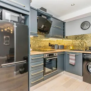  Apartment Modern Hut In