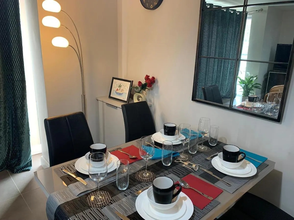 Aqua Dreams - Serviced Luxury Modern Belfast City Centre 2 Bed Apartment 0*,