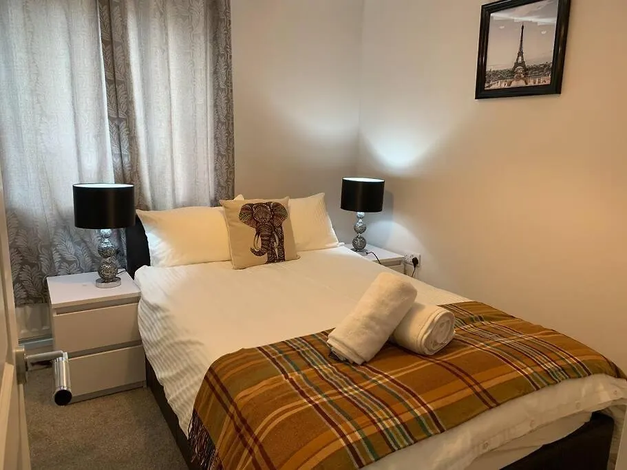 Aqua Dreams - Serviced Luxury Modern Belfast City Centre 2 Bed Apartment