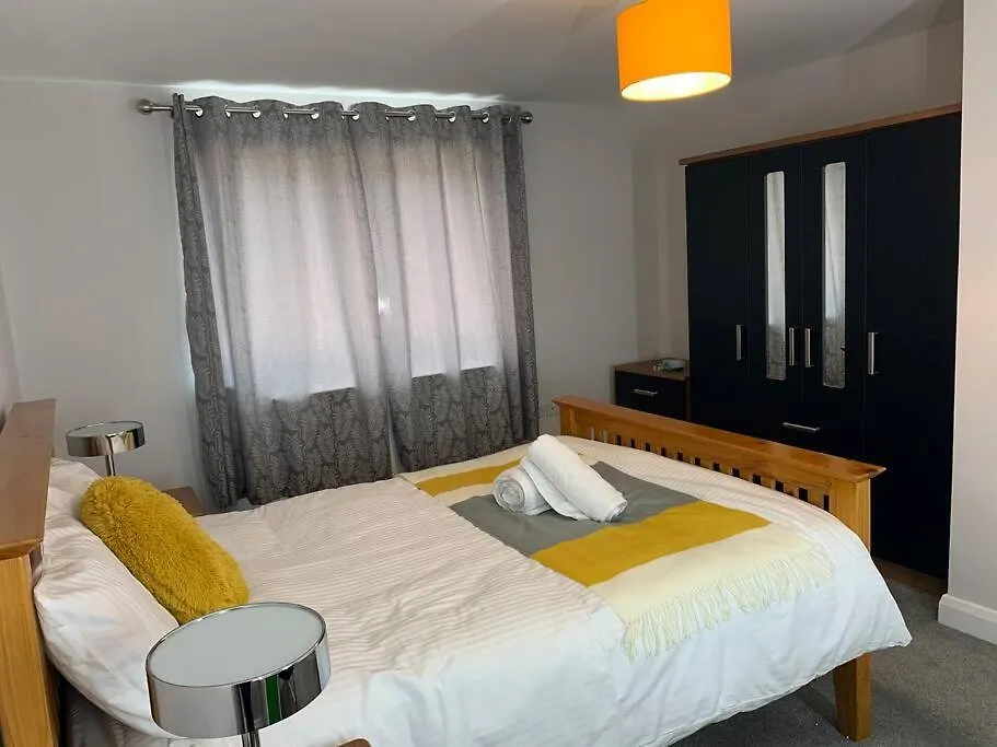 Aqua Dreams - Serviced Luxury Modern Belfast City Centre 2 Bed Apartment