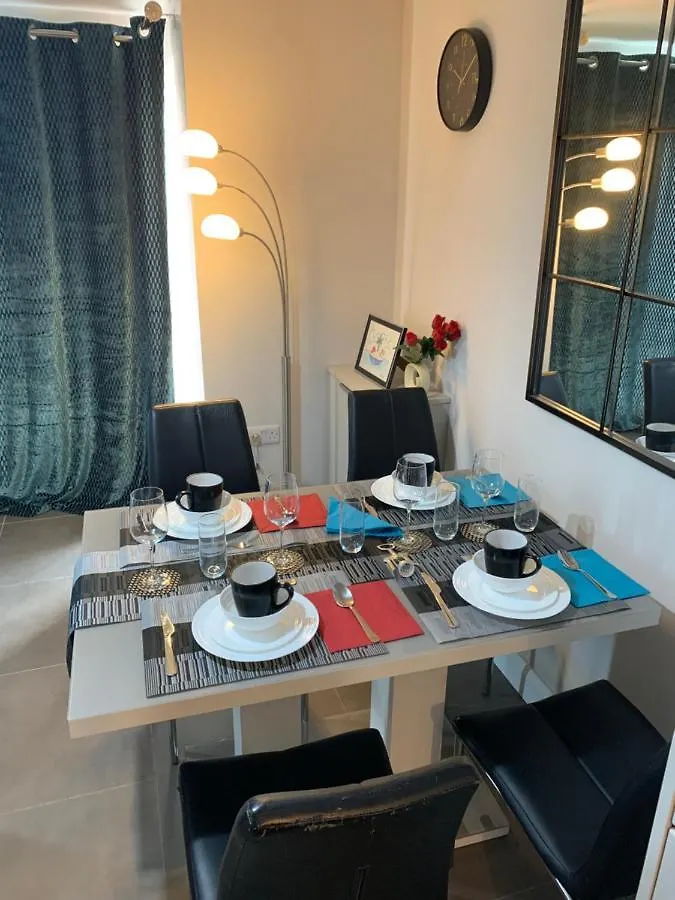 Aqua Dreams - Serviced Luxury Modern Belfast City Centre 2 Bed Apartment