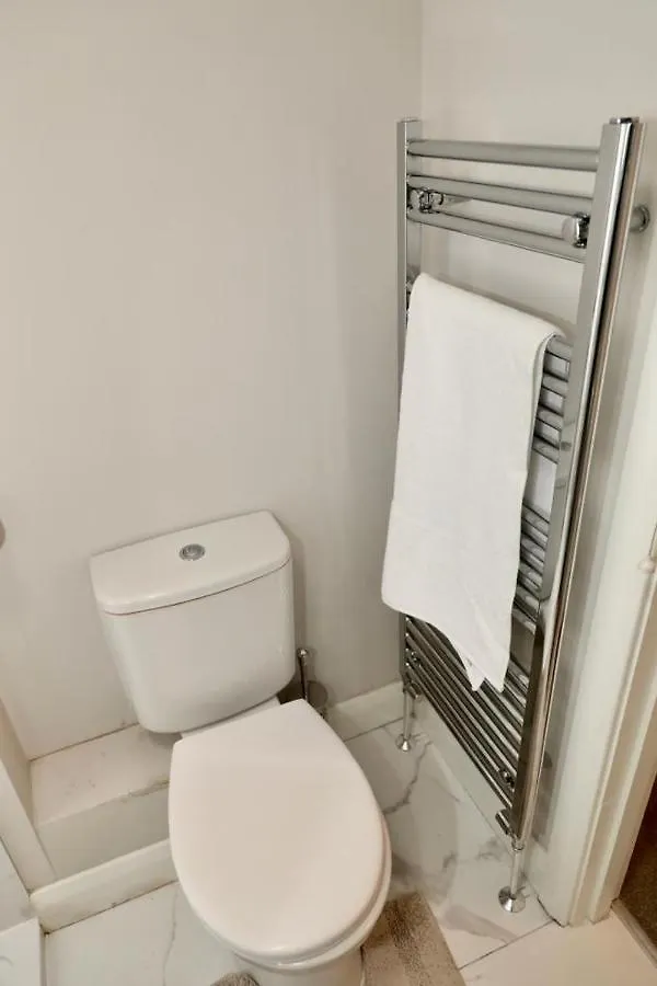 Aqua Dreams - Serviced Luxury Modern Belfast City Centre 2 Bed Apartment