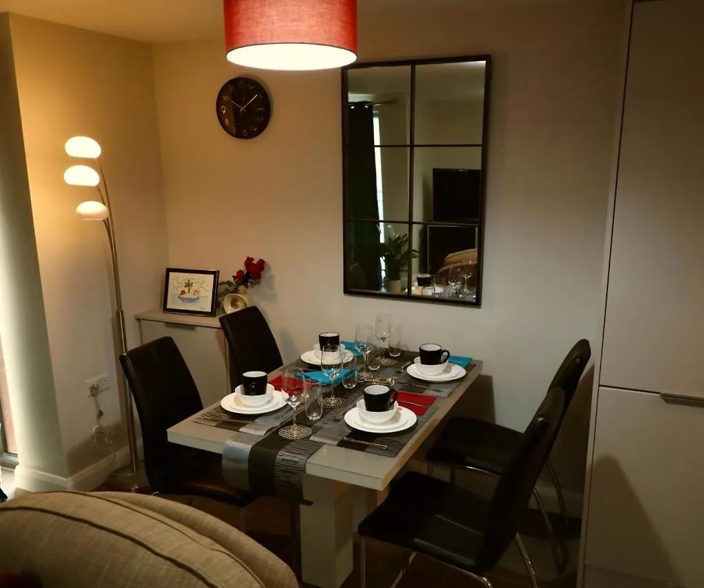 Aqua Dreams - Serviced Luxury Modern Belfast City Centre 2 Bed Apartment